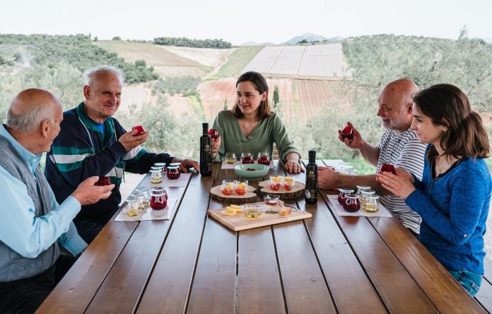 Η οικογένεια που έβαλε το Καλέντζι Κορινθίας στον χάρτη της διεθνούς ελαιο-γαστρονομίας