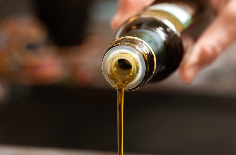 Ιταλοί «Σαρώνουν» το Ελληνικό Ελαιόλαδο – Φόβοι για Ακριβό Χειμώνα και Άδεια Ράφια στην Ελλάδα