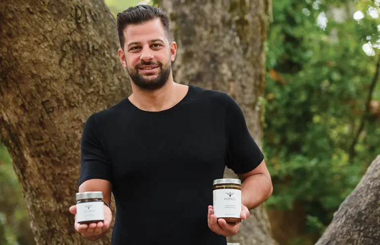 Οι Γνήσιοι Νομάδες Μελισσοκόμοι: Μια Οικογένεια με Πάθος για τη Μελισσοκομία