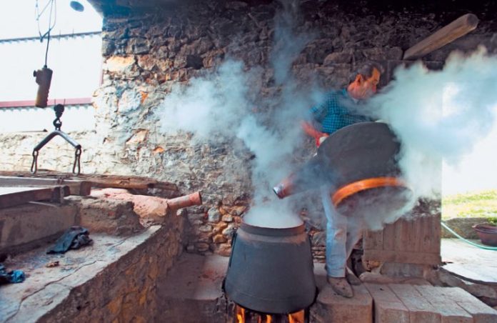 Χίος: Στα “αρωματικά” καζάνια της σούμας