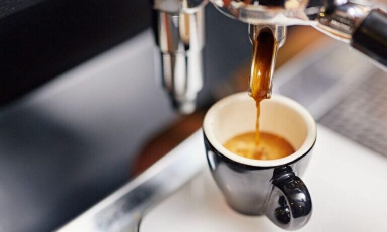 Ανατιμήσεις στον Καφέ το 2025: Πώς Επηρεάζονται οι Καταναλωτές