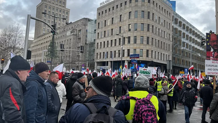 Γαλλία: Οι αγρότες στους δρόμους κατά της συμφωνίας Mercosur – Θέλουν να συναντήσουν τον πρωθυπουργό