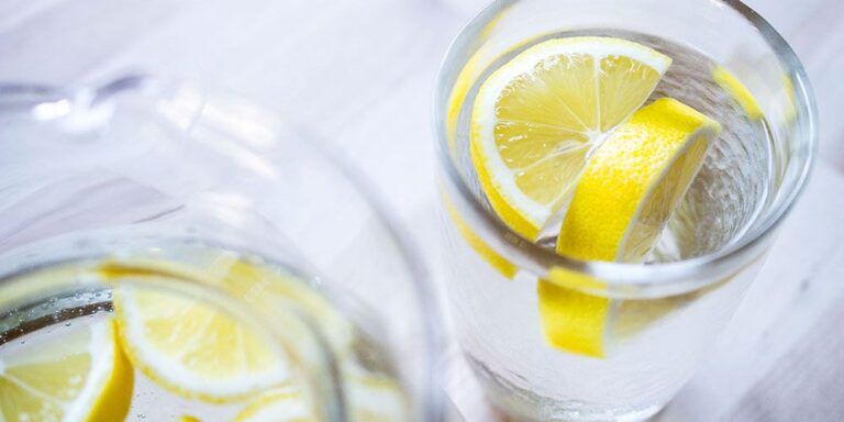 Το Μυστικό Μακροζωίας 111χρονης: Το Θαυματουργό Πρωινό Ρόφημα με Νερό, Λεμόνι και Μέλι