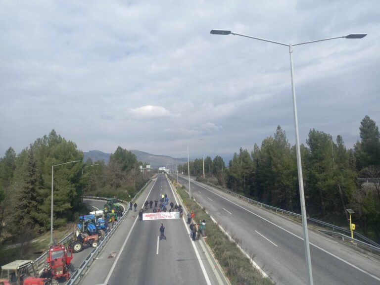 Επιμένουν οι αγρότες : Συνεχίζονται οι συμβολικοί αποκλεισμοί από τα μπλόκα Γυρτώνης και Φαρσάλων