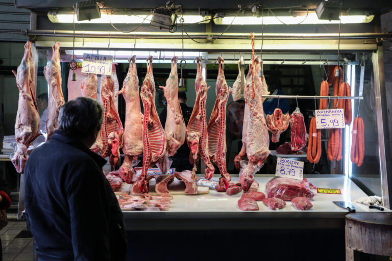 Ελληνικό αρνί: Γιατί εκτινάσσεται η τιμή του οβελία ενόψει Πάσχα 2025