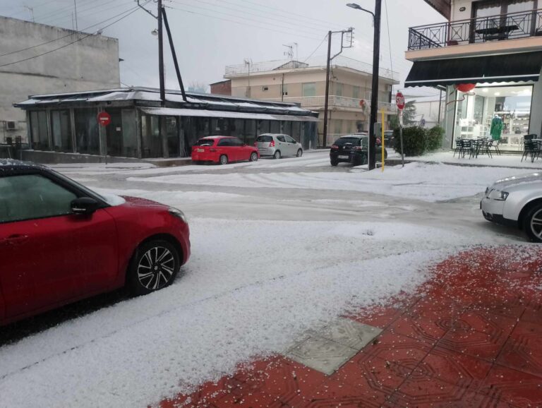Απίστευτο χαλάζι στο Πολύκαστρο – Βγήκαν και τα εκχιονιστικά!