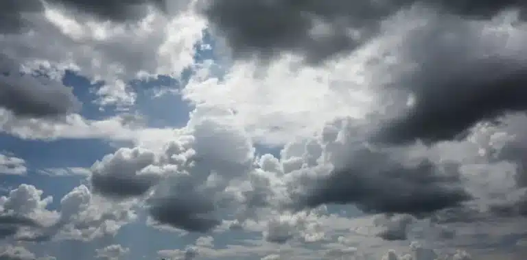 Καιρός: Αλλαγή Σκηνικού την Πέμπτη με Μπόρες και Καταιγίδες σε Κεντρική & Βόρεια Ελλάδα