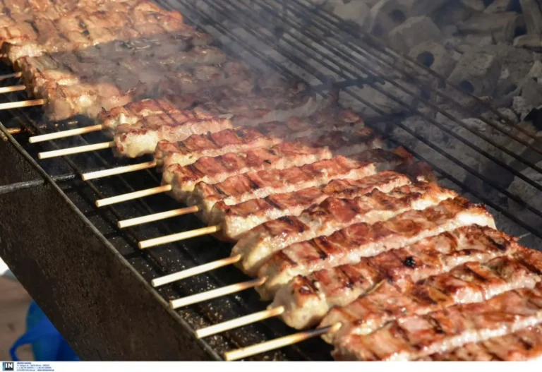 Τέλος οι υπαίθριες ψησταριές και τα σουβλάκια στα πανηγύρια – Φαγητό μόνο με catering