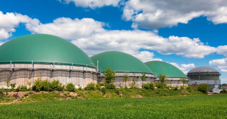 Γαλλία: Αγρότες μετατρέπουν γεωργικά απόβλητα σε βιομεθάνιο και λίπασμα