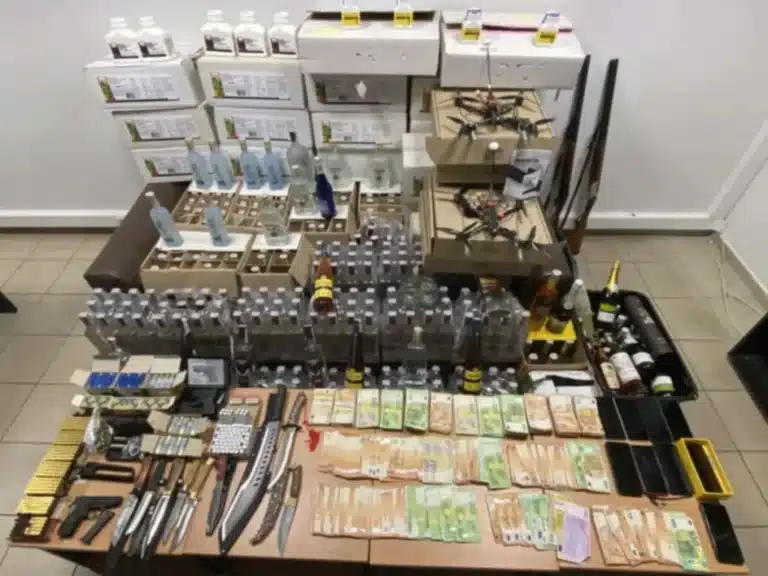 «Βόμβα» στη Γεωργία: Εξαρθρώθηκε Κύκλωμα που Έφερνε Λαθραία Φυτοφάρμακα στην Ελλάδα Κρυμμένα σε Τουριστικά Λεωφορεία