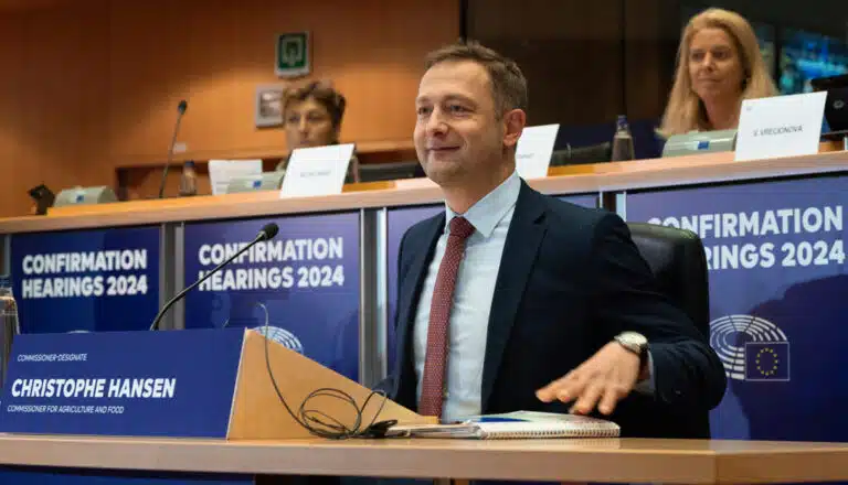 «Βόμβα» Χάνσεν: Το Action Plan για τον ΟΠΕΚΕΠΕ ΔΕΝ Συνδέεται με τις Πληρωμές – «Η Ευθύνη Είναι 100% Εθνική»