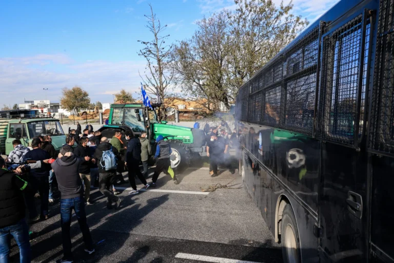 «Πόλεμος» στους Δρόμους: «Κόπηκε» η Ελλάδα στα Δύο – Κλειστή η Εθνική με Χημικά, Ξύλο και Τραυματίες Αγρότες