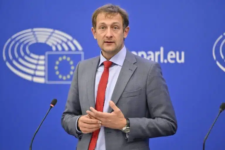 Ο Επίτροπος Γεωργίας στην Αθήνα: Η Κρίση του ΟΠΕΚΕΠΕ, τα Ευρήματα της OLAF και η «Κρυφή Ατζέντα» πίσω από τις Συναντήσεις Κορυφής