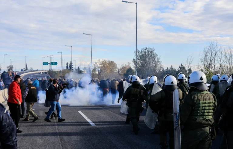 «Μας Προπηλάκισαν»: Αγριες Συγκρούσεις Αγροτών-ΜΑΤ σε Νίκαια και Πλατύκαμπο – 3 Συλλήψεις και Τραυματίες