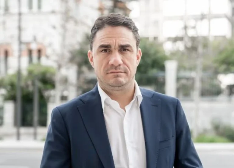 ΠΑΣΟΚ για Αγρότες: «Λιγότερα από όσα πρέπει» – Η καταγγελία για τα εμβόλια & τα funds