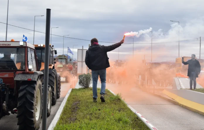 «Απάντηση» με Τρακτέρ στον Μητσοτάκη: Νέα Μπλόκα σε Κρήτη, Ξάνθη και Φθιώτιδα – Κλείνει η Εγνατία Οδός