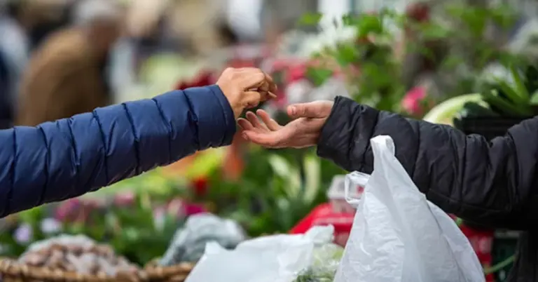 «Αντάρτικο» στις Λαϊκές: Η Περιφέρεια λέει «ΟΧΙ» στην απεργία – Ανοιχτοί πάγκοι από αύριο και «καρφιά» για Αθήνα-Θεσσαλονίκη