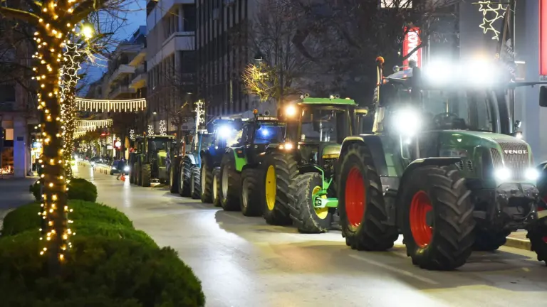 Μπλόκο Νίκαιας: «Ψυχρολουσία» και οργή – «Στο ίδιο έργο θεατές» λένε οι αγρότες για τα μέτρα