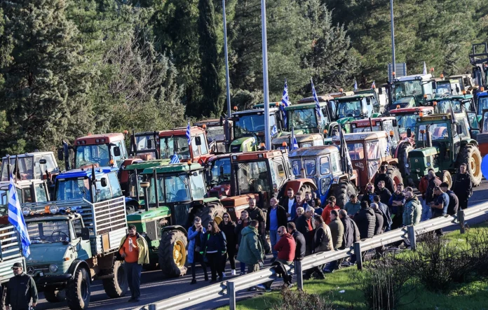 Η Ελλάδα στα Δύο: Πάνω από 6.000 Τρακτέρ «Πνίγουν» τις Εθνικές Οδούς – Ο Χάρτης των Αποκλεισμών για το Σαββατοκύριακο