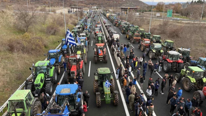 «Ποτάμι» Οργής και Αλληλεγγύης στη Σιάτιστα: 1.200 Τρακτέρ στο Μπλόκο – Μοίρασαν Φρούτα, Αύριο «Πολιορκούν» τον ΕΛΓΑ