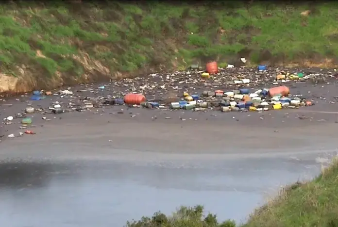 «Οικολογική Βόμβα» στη Χαλκιδική: Εταιρείες Ελιάς Έριχναν Απόβλητα σε Λίμνη – Χειροπέδες και Επεισοδιακή Σύλληψη