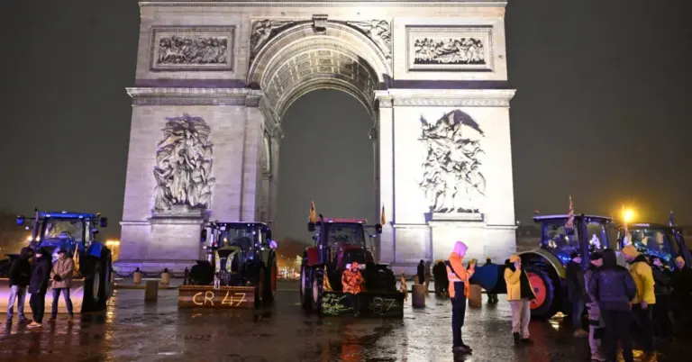 «Πολιορκία» στο Παρίσι: Τρακτέρ στην Αψίδα του Θριάμβου – «Όχι» στη Mercosur και οργή για την εγκατάλειψη