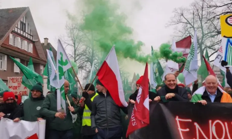 «Πολιορκία» στο Στρασβούργο: 6.000 αγρότες και 1.000 τρακτέρ κυκλώνουν το Ευρωκοινοβούλιο