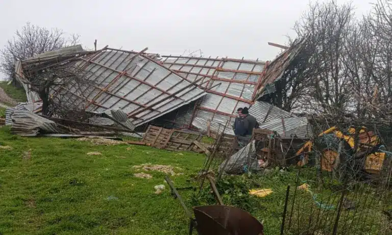 Ανεμοστρόβιλος στην Ηλεία: Ισοπέδωσε κτηνοτροφική μονάδα – Θρίλερ με 60 αγνοούμενα πρόβατα