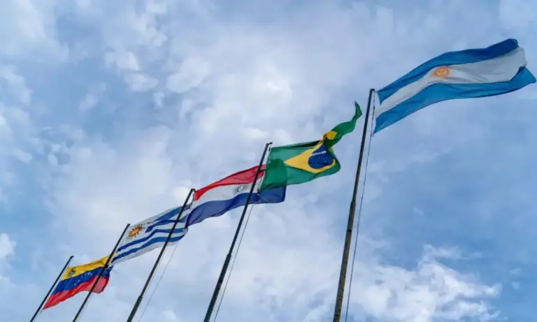 Στις 17 Ιανουαρίου υπογράφεται η συμφωνία ΕΕ–Mercosur: Τι σημαίνουν στην πράξη οι «ρήτρες διασφάλισης» για τους αγρότες