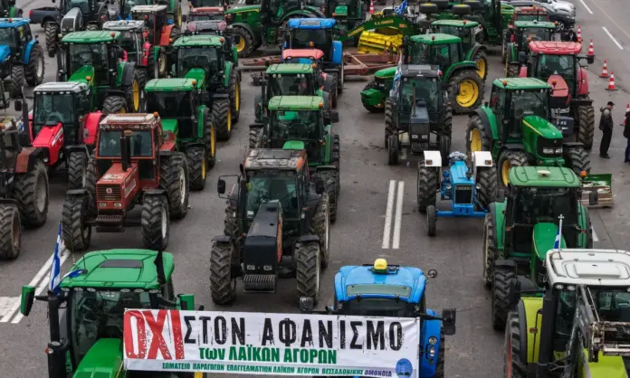 Τρακτέρ στην άκρη του δρόμου και ανοιχτή κυκλοφορία οχημάτων