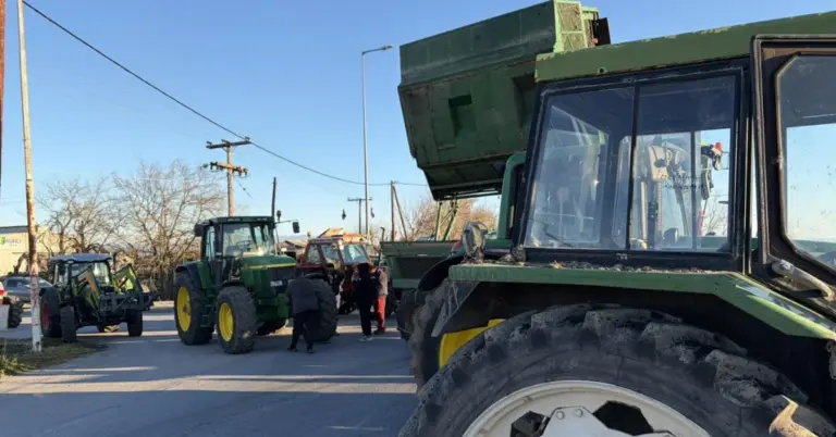 Μπλόκο Νίκαιας: «Ο αγώνας δεν έχει γυρισμό» – Στο τραπέζι η κάθοδος στην Αθήνα και το κλείσιμο παραδρόμων