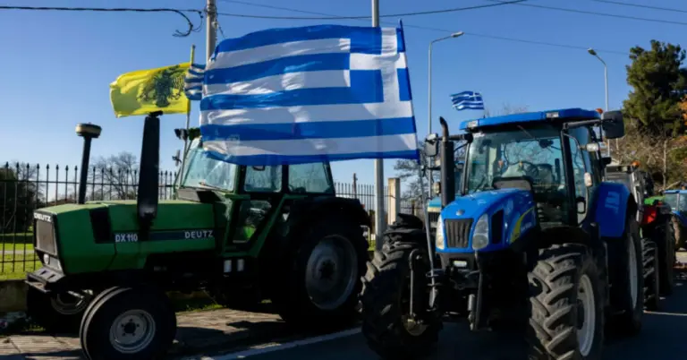 Ραντεβού με όρους στο Μαξίμου: Οι αγρότες ανοίγουν δρόμους και «κλειδώνουν» την 25μελή επιτροπή για τη συνάντηση