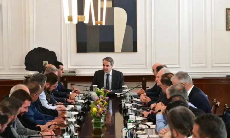 ΕΘΕΑΣ στο Μαξίμου για την κτηνοτροφία: ευλογιά, ανασύσταση κοπαδιών, ΠΟΠ/ΠΓΕ και μεταφορικό ισοδύναμο στο τραπέζι