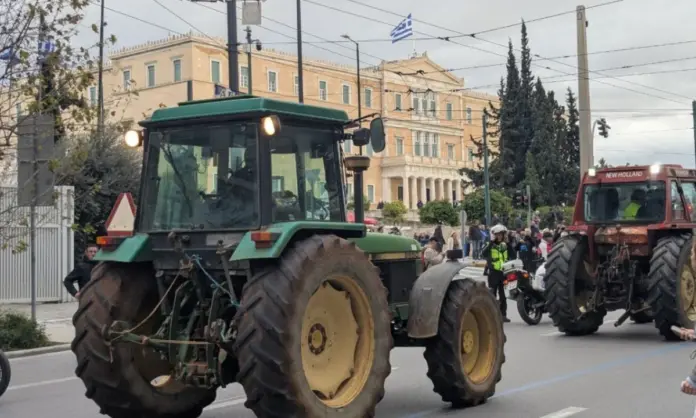 Αγροτικό συλλαλητήριο Αθήνα 2000 αγρότες 50 τρακτέρ Σύνταγμα απολύμανση ευλογιά.