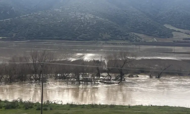 Συναγερμός στη Λάρισα: Υπερχείλισε ο Πηνειός – «Βυθίστηκαν» αγροτικές εκτάσεις