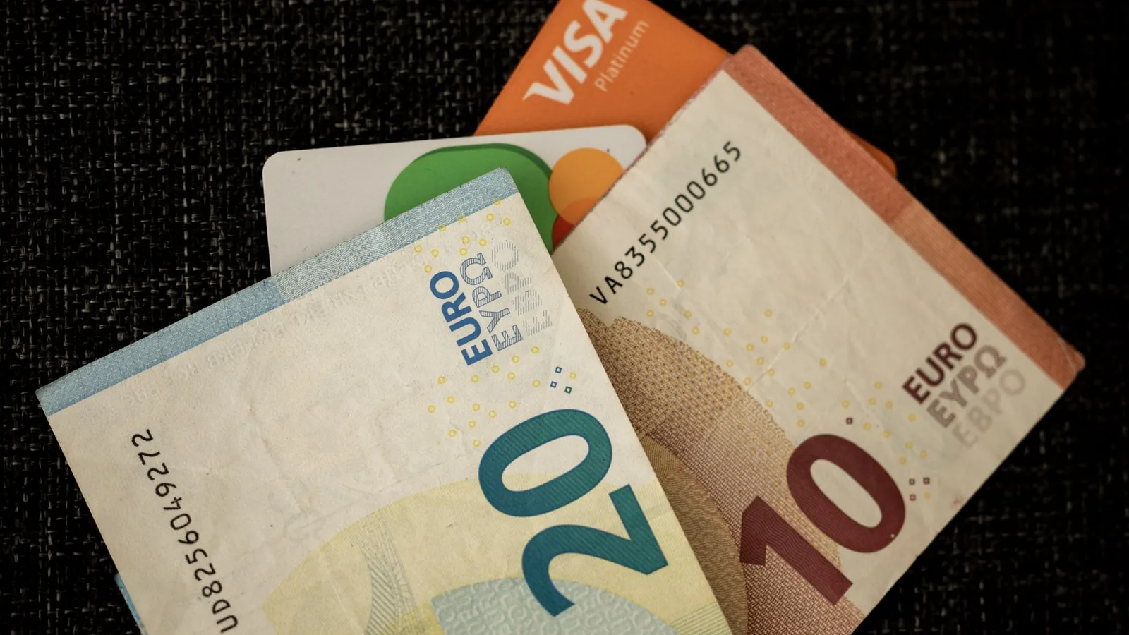 Επίδομα 400 ευρώ: Πότε πληρώνονται οι συνταξιούχοι άνω των 65