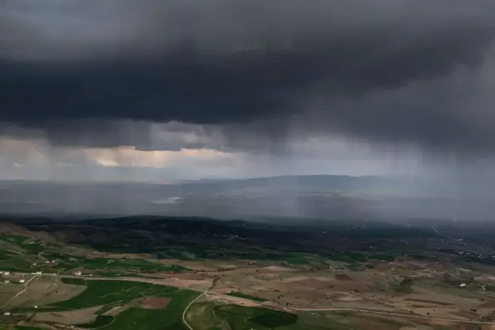 Καταιγίδα πάνω από καλλιεργούμενα χωράφια