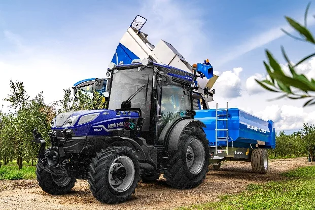 Το T4.120F με ρυμουλκούμενο σε δενδρώνα
